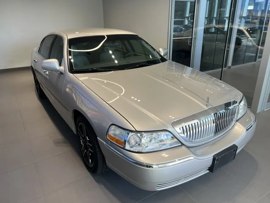 2003 Lincoln Town Car Executive photo 1