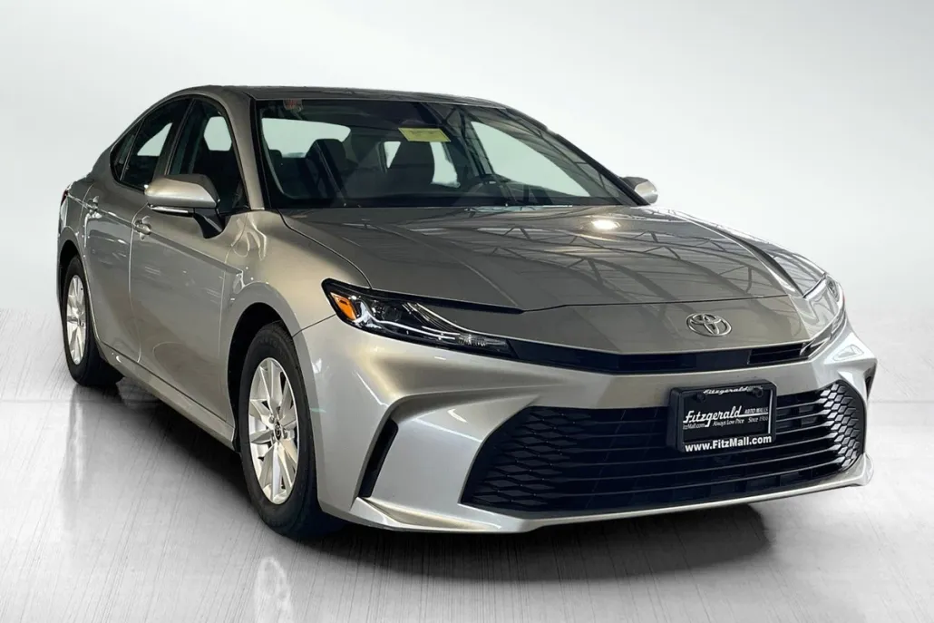 2025 Toyota Camry LE photo 1
