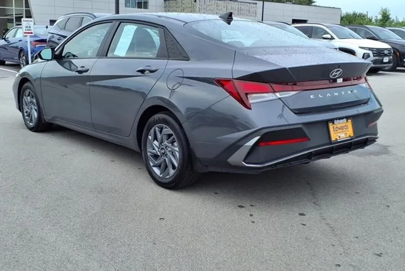 2024 Hyundai Elantra SEL photo 1