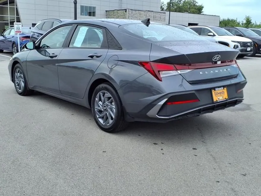 2024 Hyundai Elantra SEL photo 1