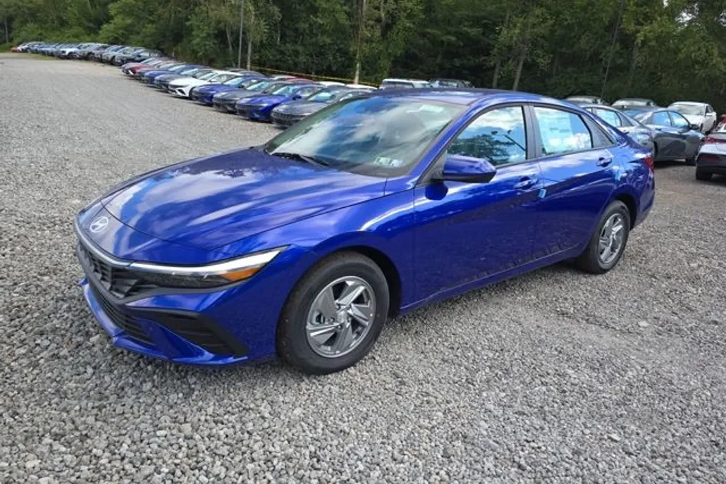 2025 Hyundai Elantra SE photo 1