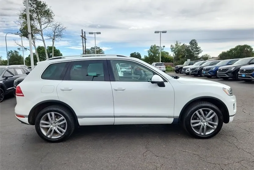 2016 Volkswagen Touareg V6 TDI Lux photo 1