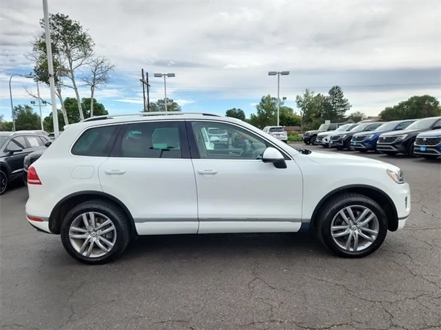 2016 Volkswagen Touareg V6 TDI Lux photo 1