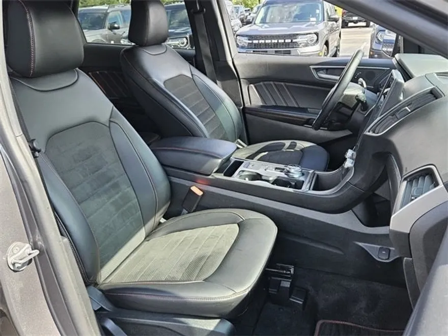 2022 Ford Edge ST photo 16