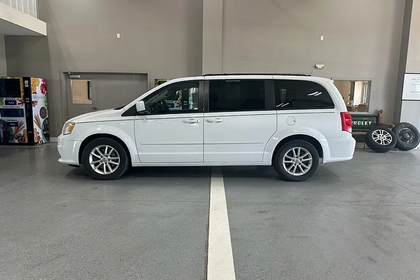 2013 Dodge Grand Caravan SXT photo 1