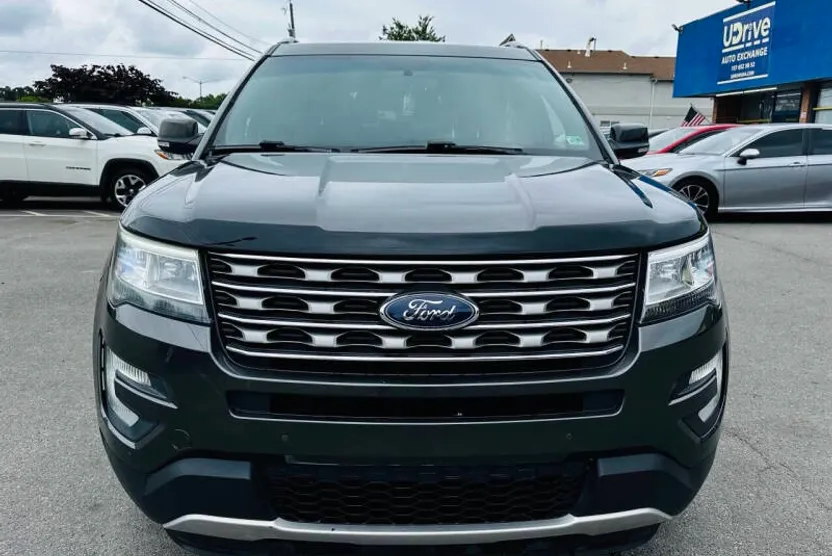 2016 Ford Explorer XLT photo 1