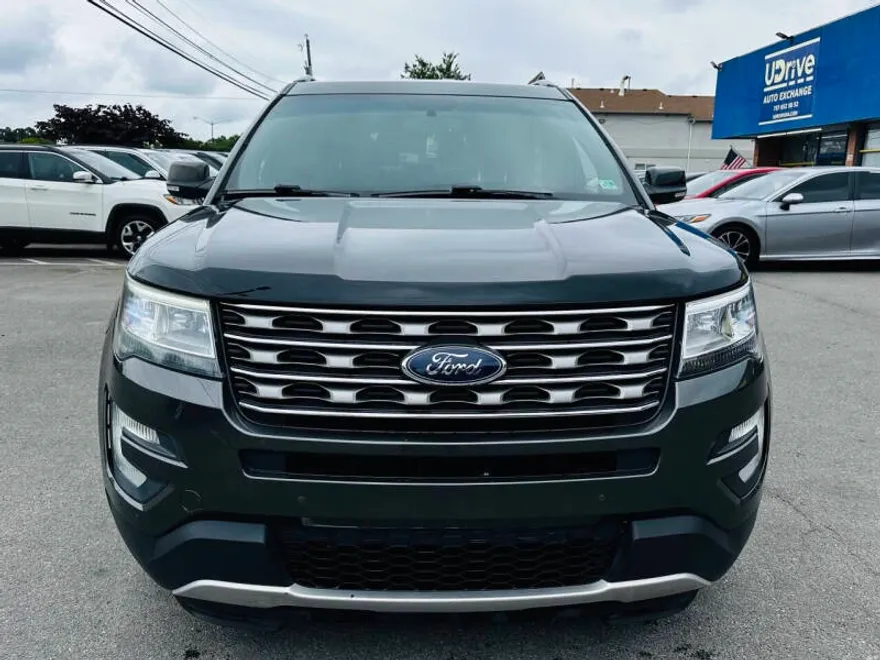 2016 Ford Explorer XLT photo 1