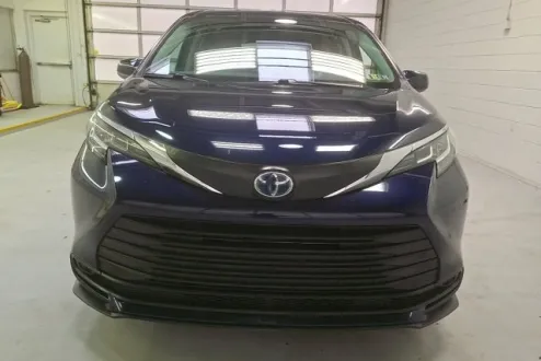 2021 Toyota Sienna LE photo 2