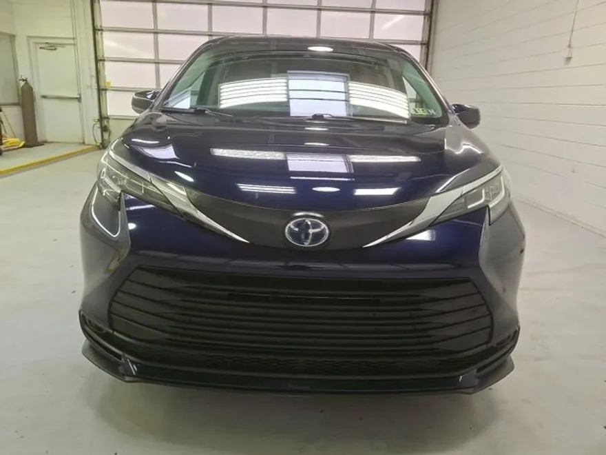 2021 Toyota Sienna LE photo 2