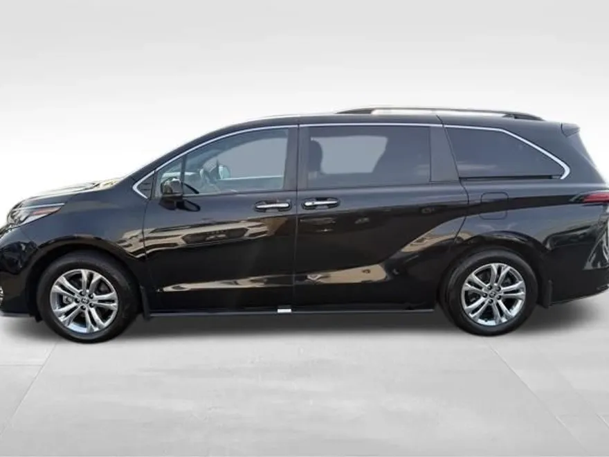 2022 Toyota Sienna XSE photo 11