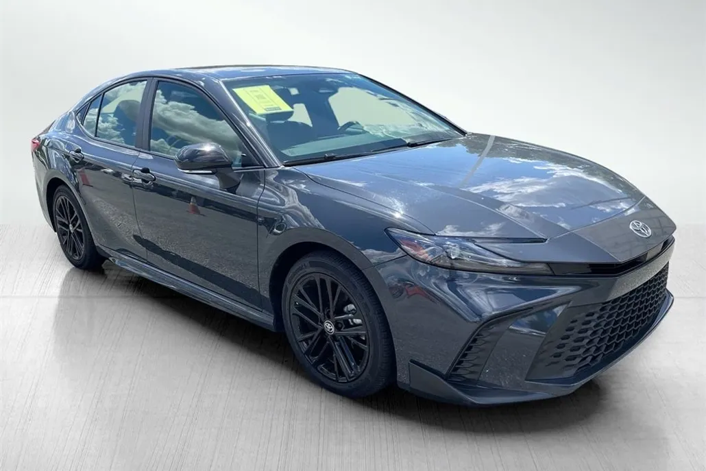 2025 Toyota Camry SE photo 1