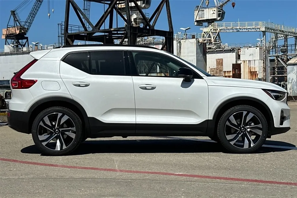 2025 Volvo XC40 Plus photo 1