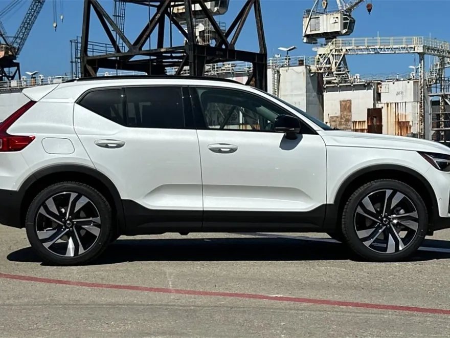 2025 Volvo XC40 Plus photo 1