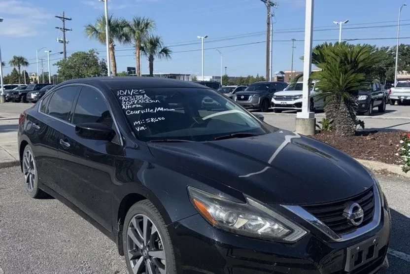 2017 Nissan Altima 2.5 SR photo 1