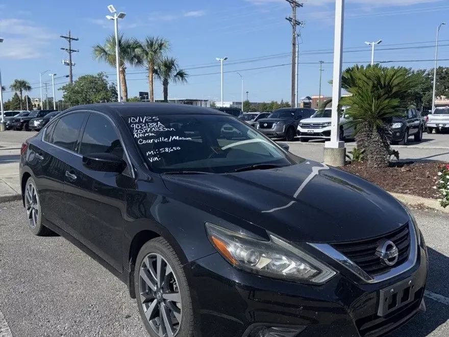 2017 Nissan Altima 2.5 SR photo 1
