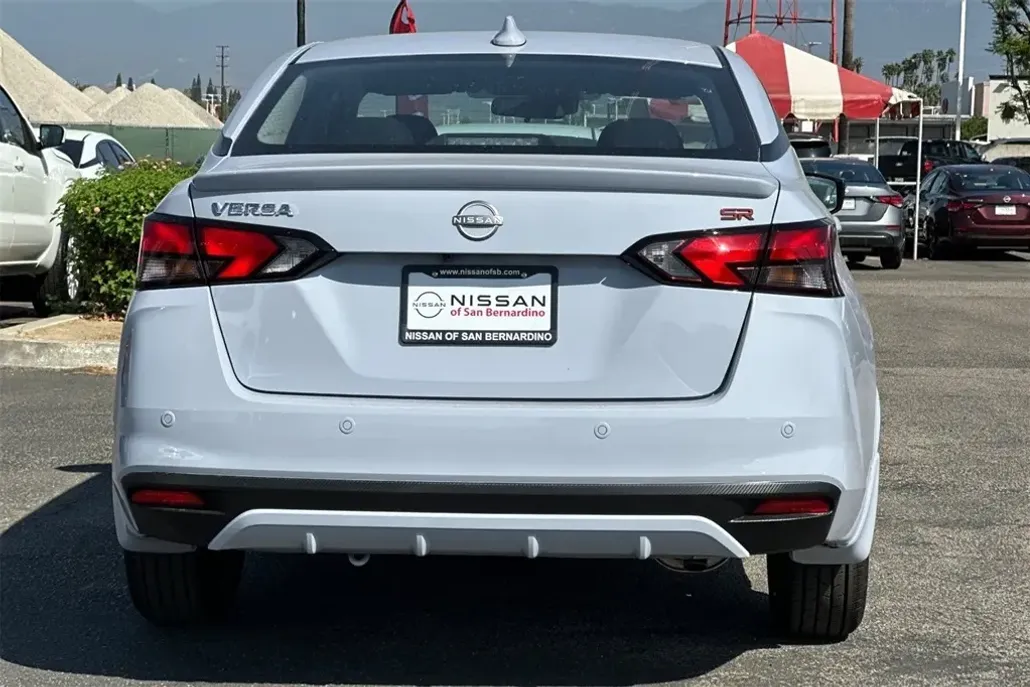 2025 Nissan Versa 1.6 SR photo 1