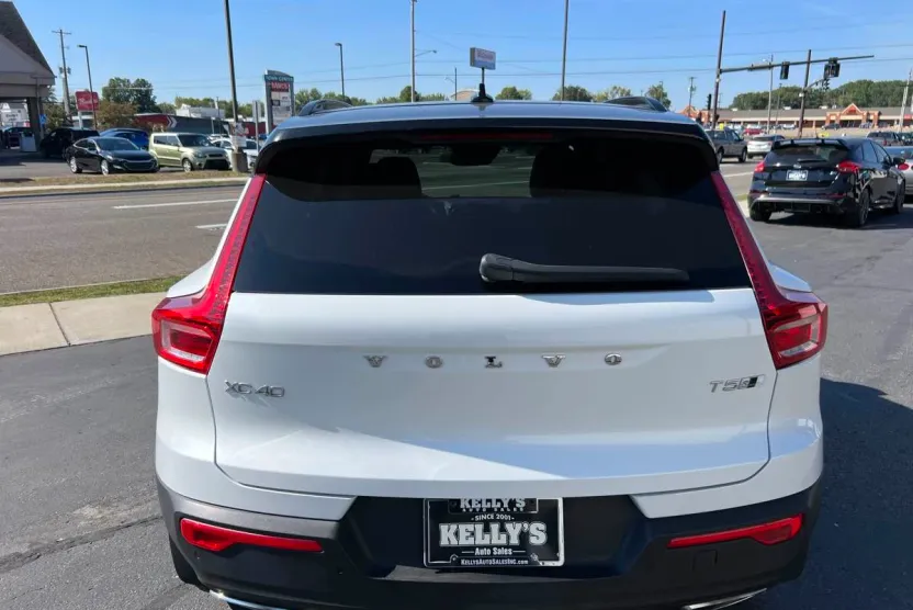 2020 Volvo XC40 R-Design photo 1
