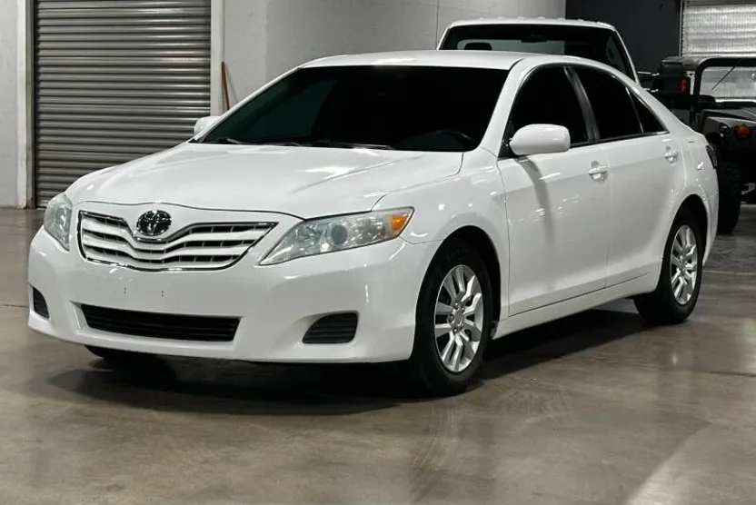 2010 Toyota Camry LE photo 1