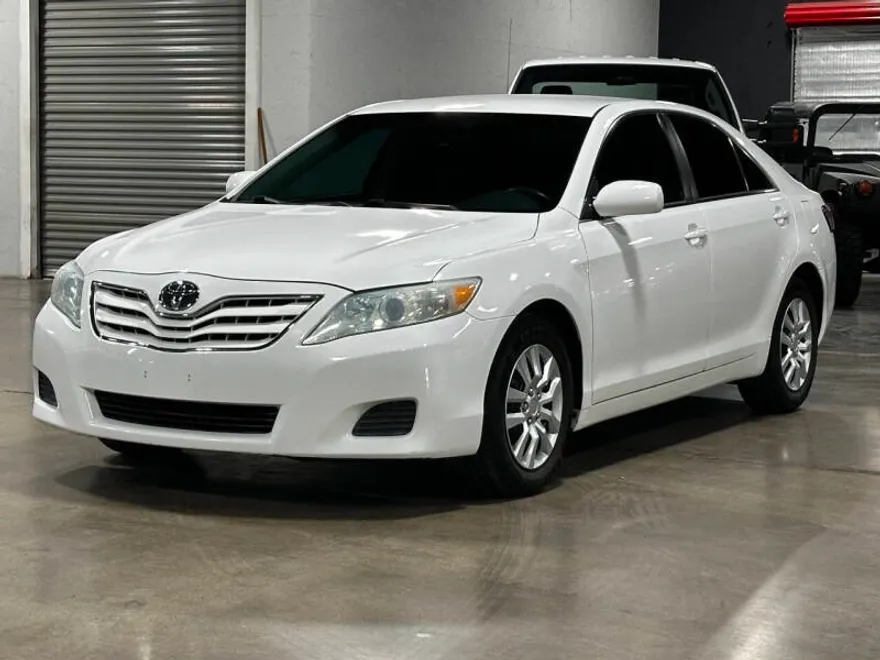 2010 Toyota Camry LE photo 1