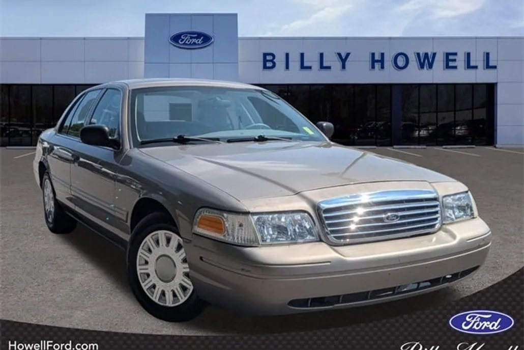 2004 Ford Crown Victoria Standard photo 1