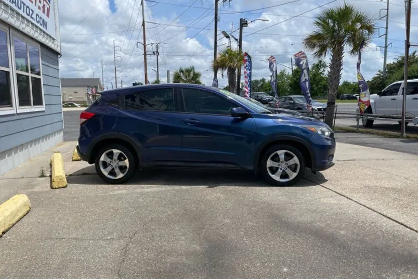 2017 Honda HR-V LX photo 1