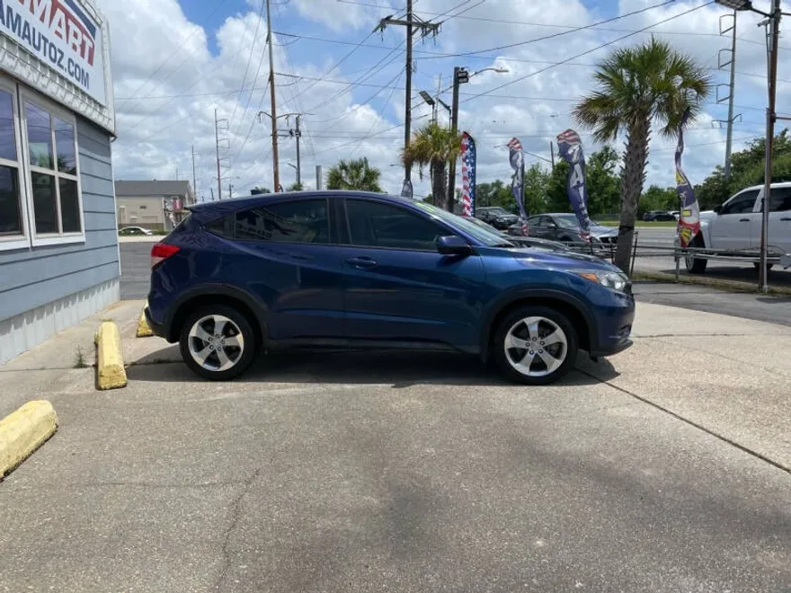 2017 Honda HR-V LX photo 1