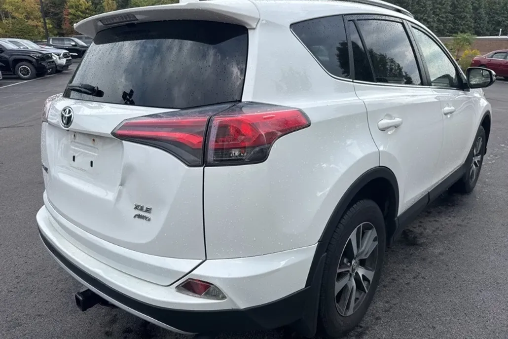 2016 Toyota RAV4 XLE photo 1