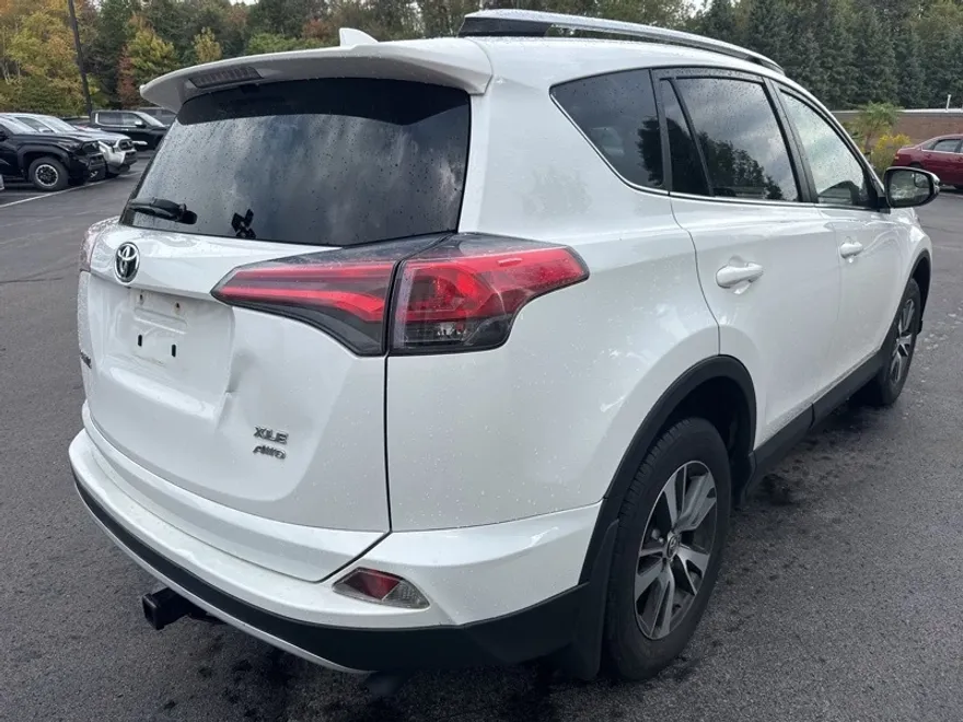 2016 Toyota RAV4 XLE photo 1