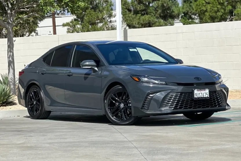 2025 Toyota Camry SE photo 1