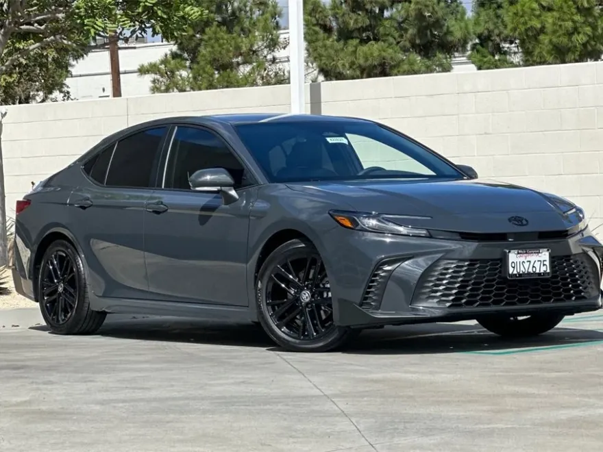 2025 Toyota Camry SE photo 1