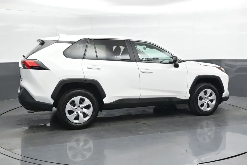2024 Toyota RAV4 LE photo 1