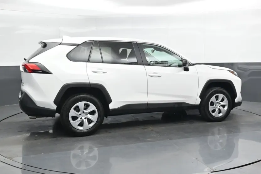 2024 Toyota RAV4 LE photo 1