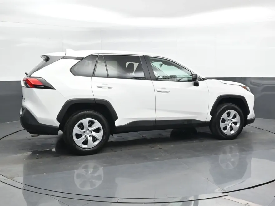 2024 Toyota RAV4 LE photo 1