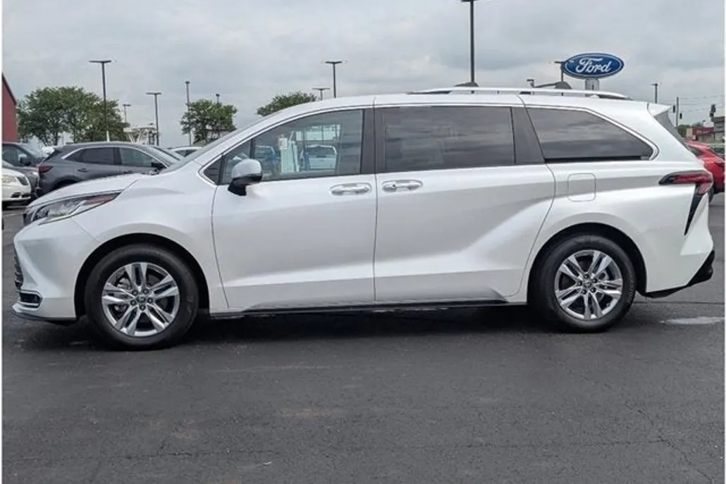 2024 Toyota Sienna Limited photo 1