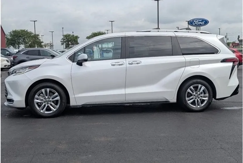 2024 Toyota Sienna Limited photo 1
