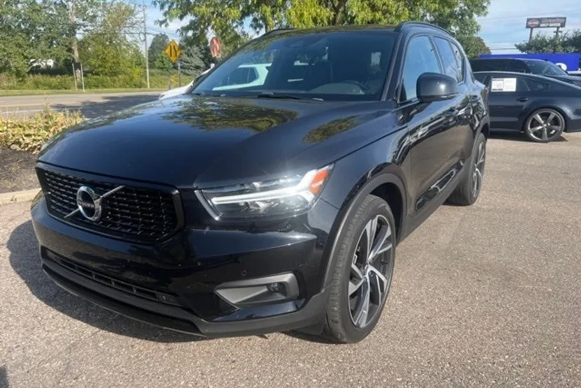 2021 Volvo XC40 R-Design photo 1