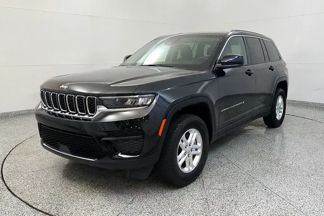 2023 Jeep Cherokee Laredo photo 1
