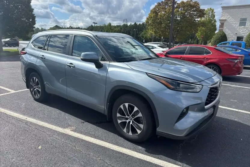 2023 Toyota Highlander XLE photo 1