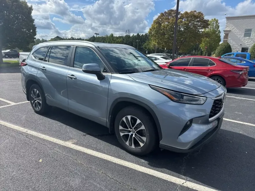 2023 Toyota Highlander XLE photo 1