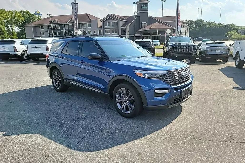 2023 Ford Explorer XLT photo 1