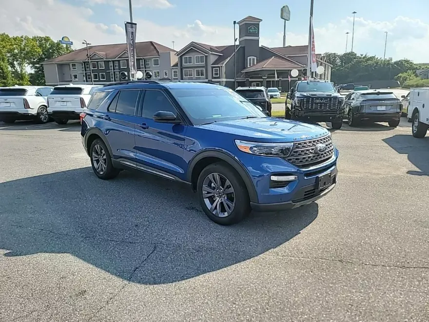 2023 Ford Explorer XLT photo 1