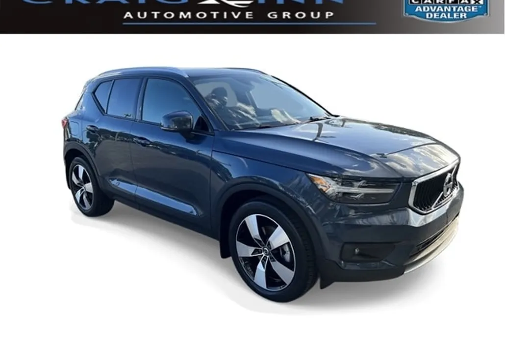 2021 Volvo XC40 Momentum photo 1