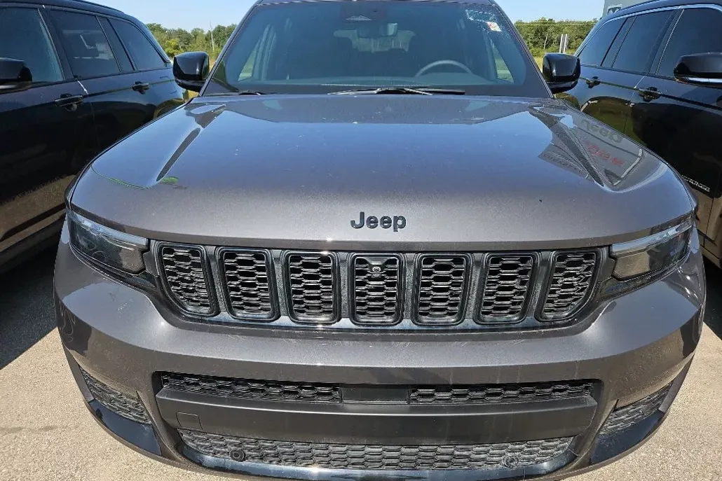 2024 Jeep Grand Cherokee Limited photo 1