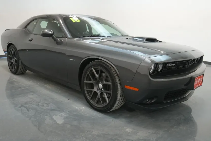 2016 Dodge Challenger SXT Plus photo 1