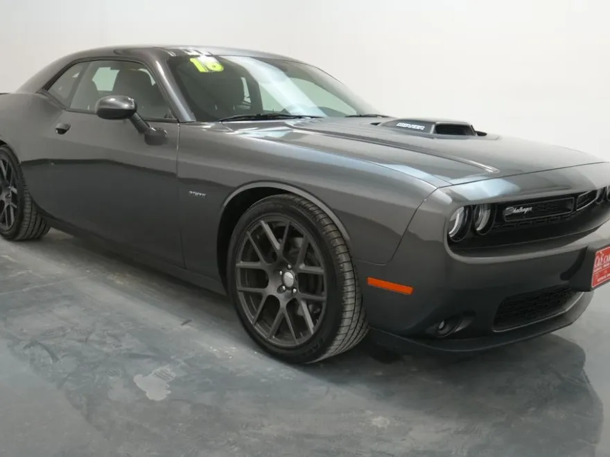 2016 Dodge Challenger SXT Plus photo 1