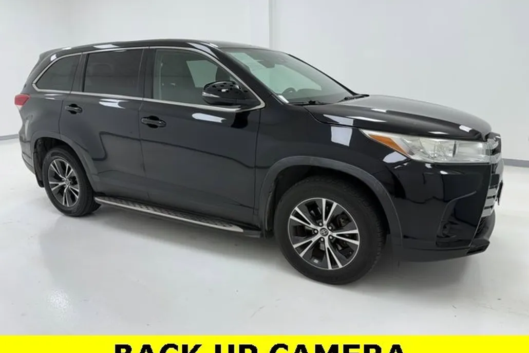 2019 Toyota Highlander LE photo 1