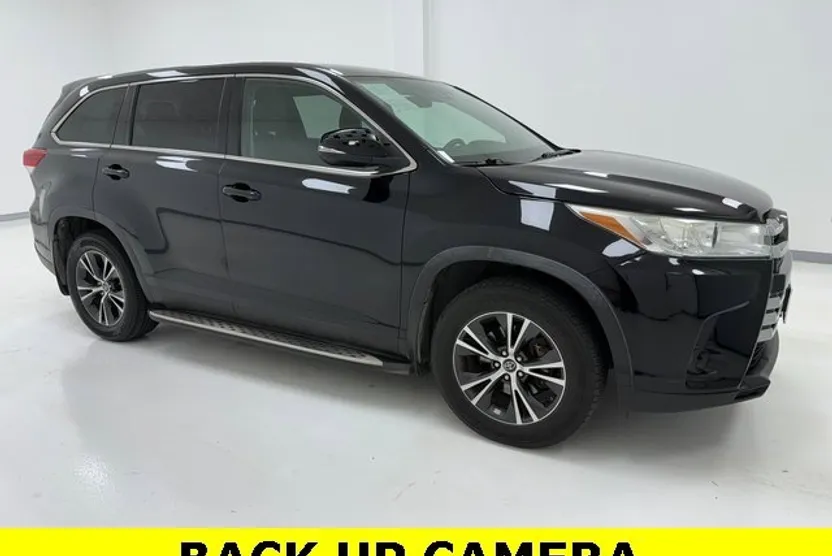 2019 Toyota Highlander LE photo 1