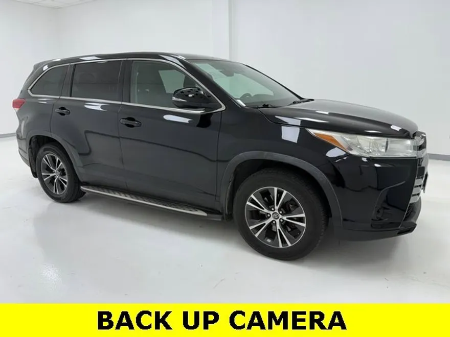 2019 Toyota Highlander LE photo 1