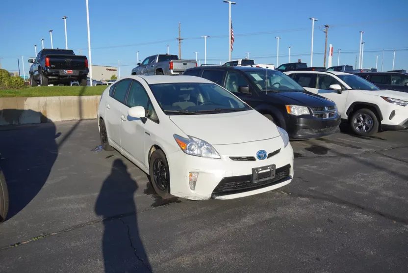 2014 Toyota Prius Three photo 1