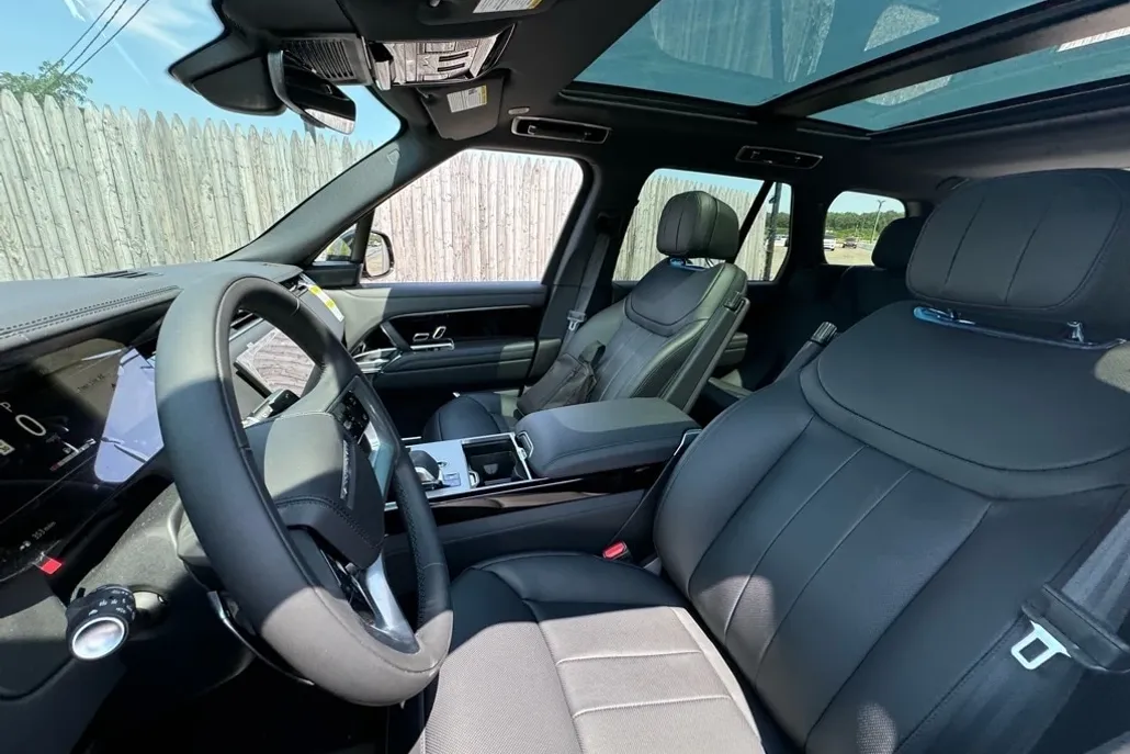 2025 Land Rover Range Rover SE photo 1